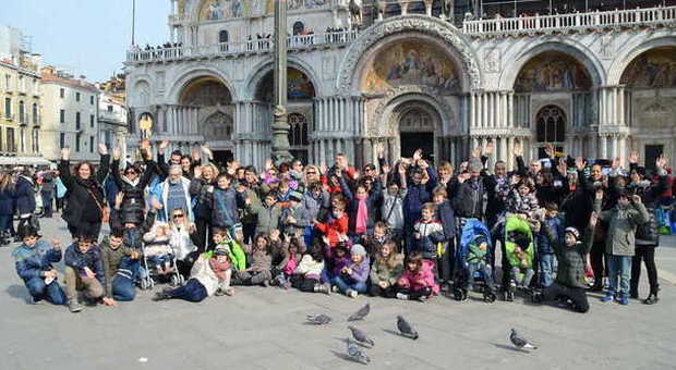 I genitori single "invadono" Venezia In 120 al raduno organizzato via web