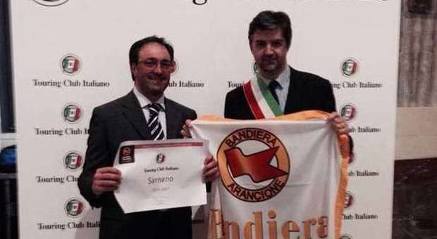 Il sindaco Ceregioli con la bandiera arancione