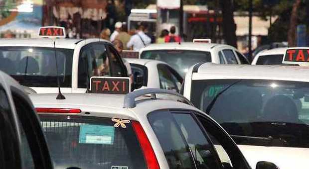 Roma, il tassista fermato dalla polizia perde il controllo: taxi sequestrato