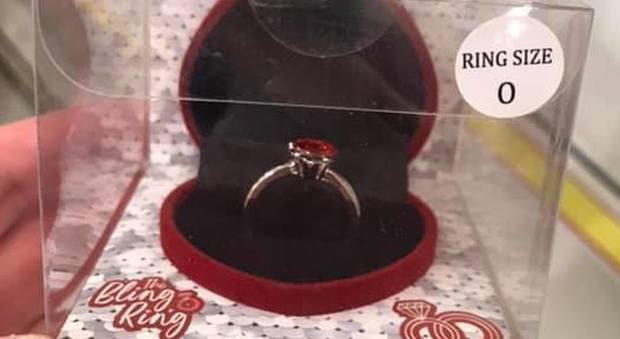 Finti anelli di fidanzamento per San Valentino: «Se lei dice di sì, va a scegliersi un anello vero»
