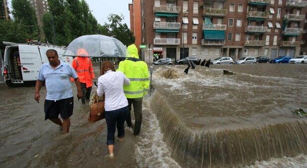 Maltempo, bomba d'acqua su Milano: esondato il fiume Seveso