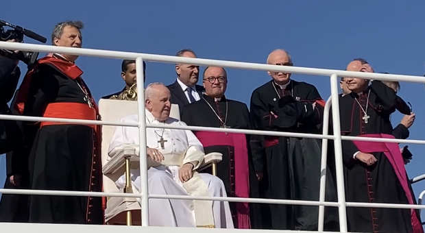 Il Papa sul catamarano che lo porta all'isola di Gozo