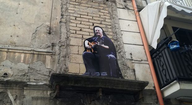 Una gigantografia per Pino Daniele nel cuore dei Quartieri Spagnoli