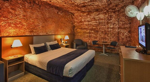 Una delle stanze del Desert Cave Hotel (foto desertcave.com.au)