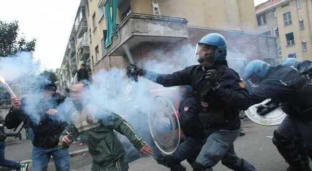 Milano, ancora scontri e cariche della polizia allo sgombero di una casa occupata al Lorenteggio