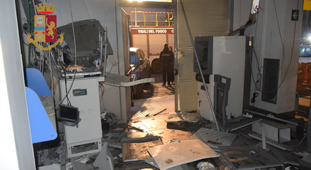 Fragore nella notte, bomba al Postamat: tre arresti lampo da parte di polizia e carabinieri