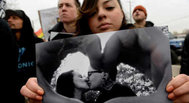 Un'amica mostra una foto di Vanessa Collier mentre bacia sua moglie