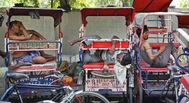New Delhi, i conducenti di risciò si riposano all'ombra per resistere al caldo record
