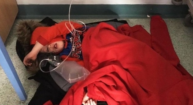 Bimbo di 4 anni con la polmonite sul pavimento in ospedale per ore: foto choc sul web