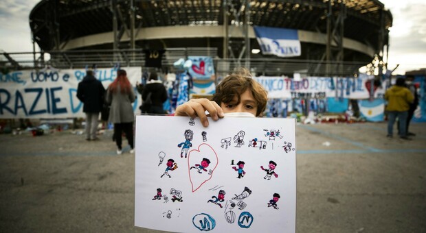 Metropolitana di Napoli, nasce la stazione Mostra-Maradona: «È l'arte del calcio»