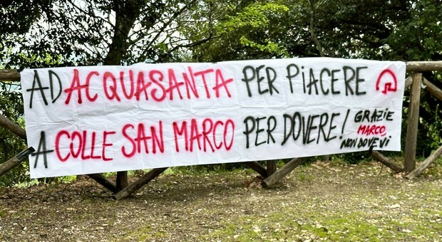 Lo striscione affisso durante le celebrazioni per il 25 aprile a Colle San Marco