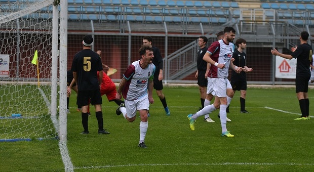 Marco Cavallari esulta dopo aver realizzato il primo gol