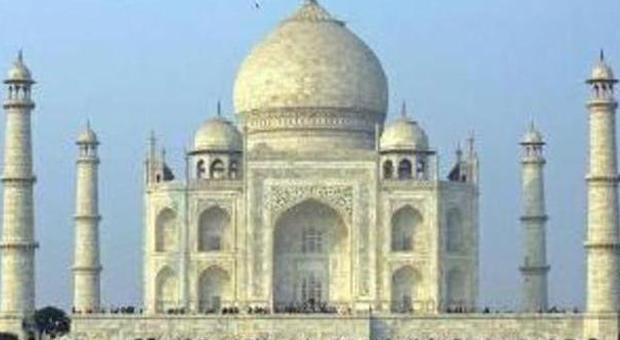 India, tragedia sfiorata al Taj Mahal: crolla un lampadario nell'ingresso principale