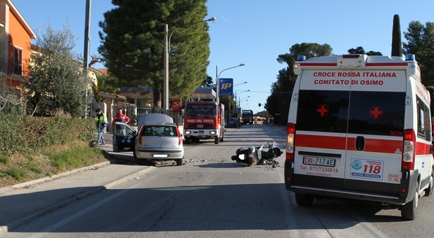 Osimo, scontro tra auto e scooter Il motociclista è in prognosi riservata