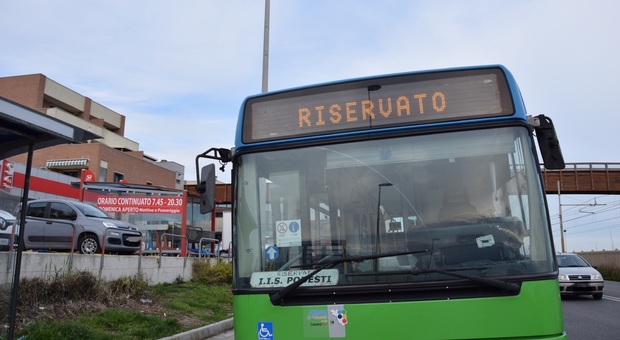 Ancona, sbaglia a prendere l'autobus e aggredisce a testate il conducente
