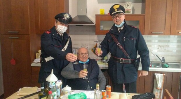 Bologna, 94enne chiama i Carabinieri per un brindisi di Natale: «Sono solo in casa»