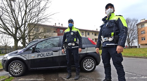 Una pattuglia della polizia locale a Borgo Capriolo a Treviso
