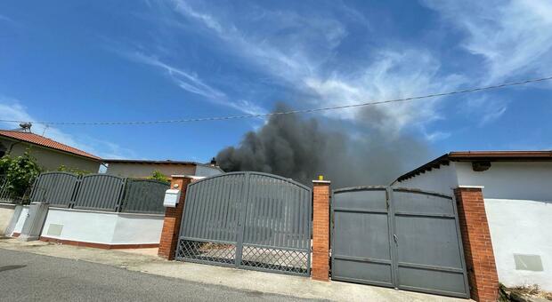 Incendio a Terracina, esplode una bombola: anziana soccorsa dal 118
