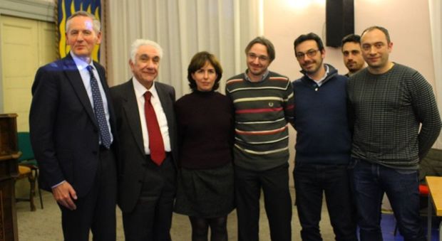 Da sinistra il rettore Stocchi, il professor Vetrano e alcuni componenti del gruppo di ricerca Virgo