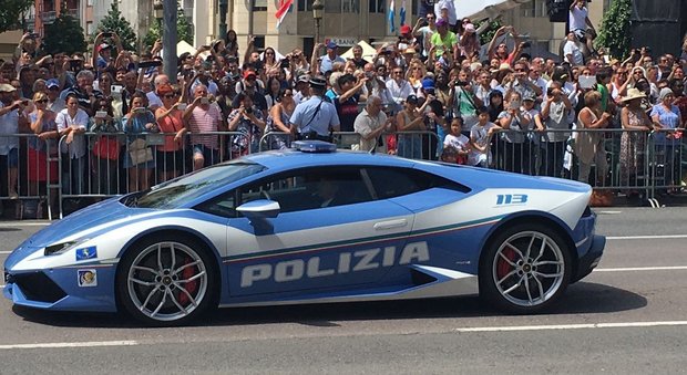 La Lamborghini Huracan della Polizia italiana sfila in Lussemburgo per la festa nazionale