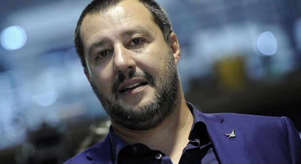 Roma, Salvini visita il mercato della Magliana: «Caccia almeno tu i clandestini da qui»