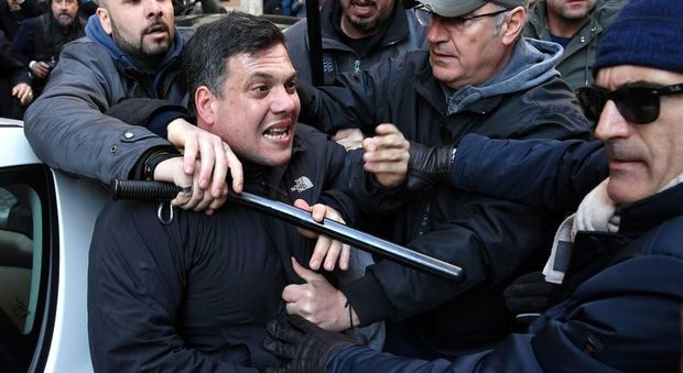 Aggredì agenti della Digos: rinviato a giudizio Giuliano Castellino, leader di Forza Nuova
