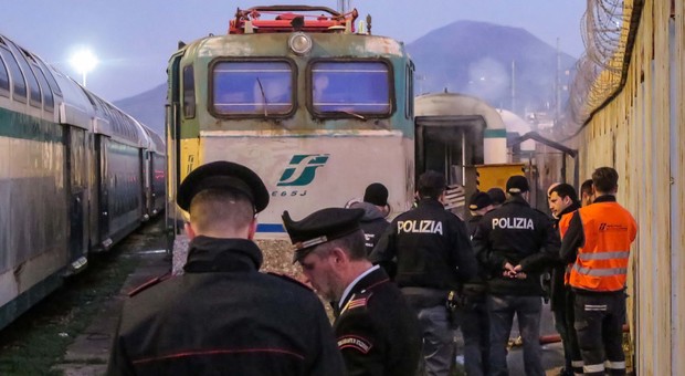 Napoli: treno in fiamme nella Stazione Centrale, colonne di fumo nero