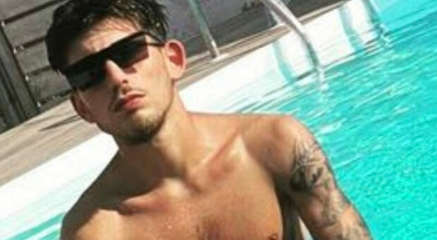 Un video in discoteca, poi l'incidente: Giuseppe Capodanno muore a 21 anni. Ferite tre amiche in auto con lui