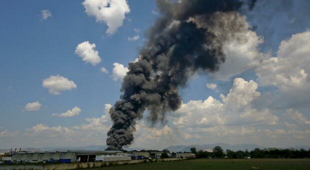 Incendio deposito auto a Caivano, l'Arpac: «Picchi di benzene e monossido di carbonio»