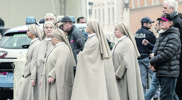 Ratzinger, la salma a San Pietro: tra commozione e silenzi si prega anche in ucraino