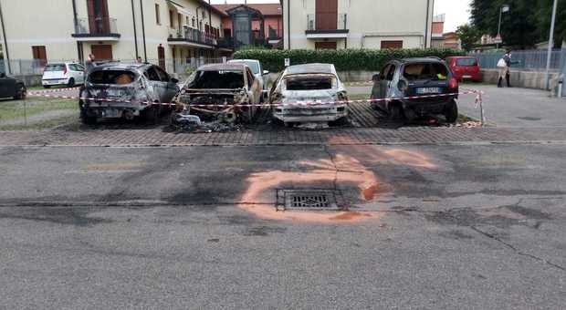 Incendio nella notte ad Arcade: bruciate cinque auto, scartata l'ipotesi dolosa