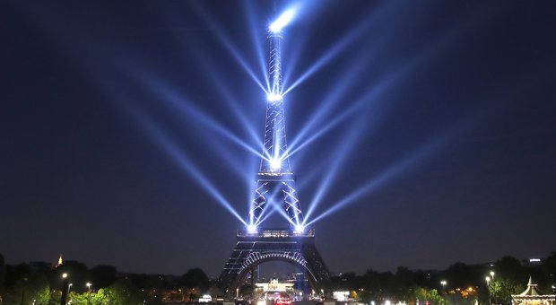 La torre Eiffel compie 130 anni: Parigi festeggia così il suo simbolo