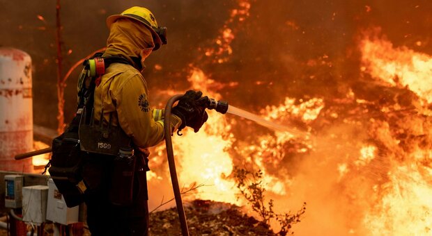Inferno 2020 in California, stabilito nuovo record di sempre di incendi in un anno: in fumo un'area grande quanto il Lazio