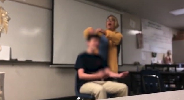 La prof taglia i capelli con la forza a uno studente: arrestata