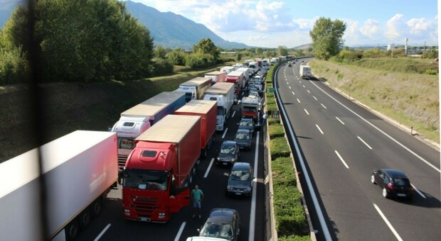 A1, incidente auto-moto in autostrada: 7 km di coda a Ferentino in direzione Roma