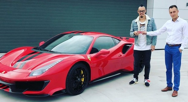 Hamsik si regala una Ferrari: per il capitano del Napoli un bolide rosso fiammante FOTO