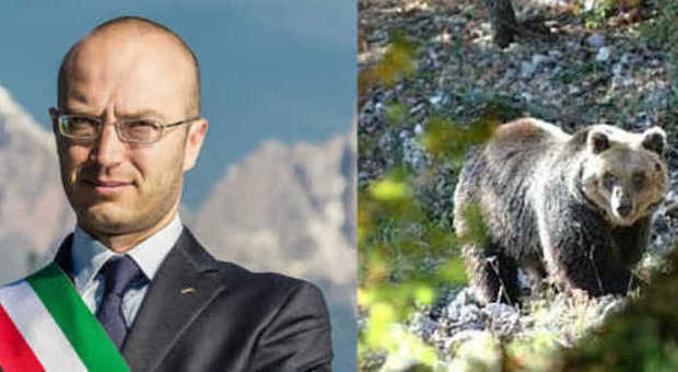 Il sindaco Andrea Franceschi e l'orsa uccisa in Trentino