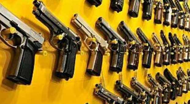 Black Friday, boom di armi scontate negli Usa: ​"Vendute tre pistole al secondo"