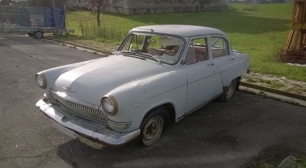 Volga abbandonata in un parcheggio L'auto d'epoca obiettivo dei vandali