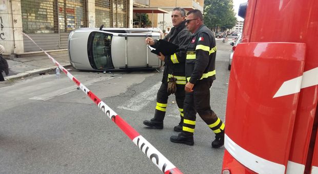 Scontro all'incrocio in via Cicerone a Latina: auto ribaltata, ferito il conducente