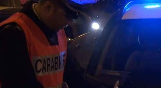 Assume cocktail di droghe e si mette alla guida: fermato dai carabinieri