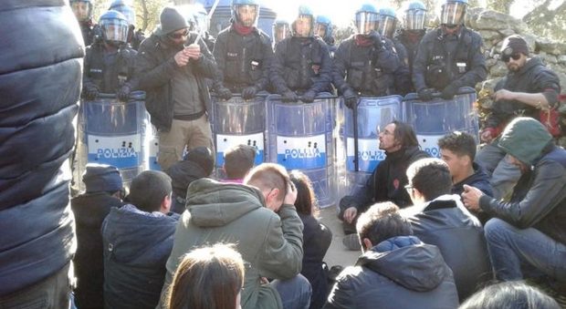 Tap, un gasdotto al posto degli ulivi: la polizia forza il sit-in