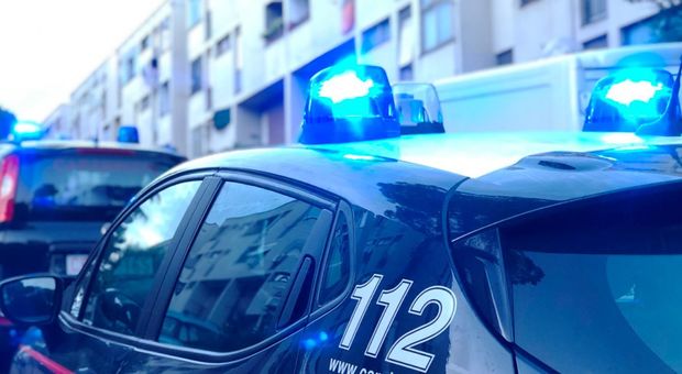 Roma, lanciano la droga dalla finestra per timore dei controlli: due fratelli arrestati