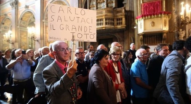 Addio a Carlo Croccolo, i funerali nella Chiesa degli Artisti a Napoli. «Salutaci Totò»