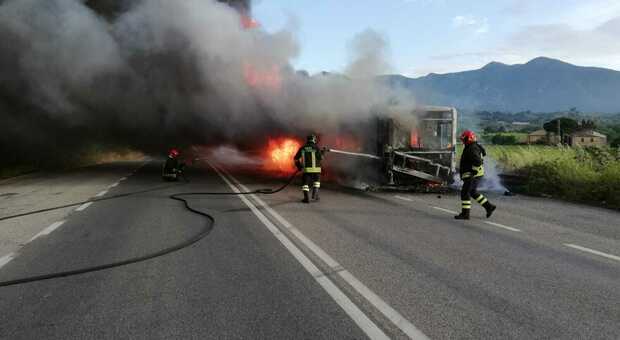 Autobus in fiamme sulla A14, in salvo l'autista e 26 passeggeri