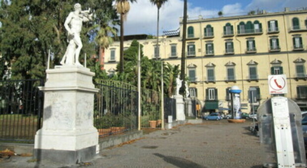 Napoli, continua l'intervento di pulizia e bonifica nella Villa Comunale
