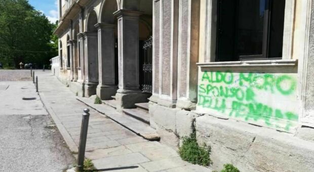 «Alfredo Libero», imbrattata la sede di Casapound: identificato 25enne vicino agli anarchici