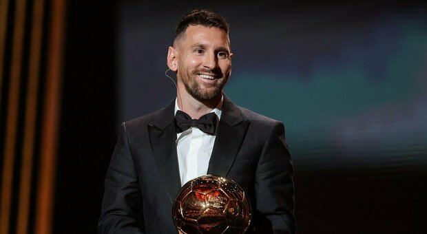 Pallone d'Oro, Messi vince il suo ottavo trofeo. La classifica: Osimhen nella top ten, Barella al 27° posto, Lautaro 20°