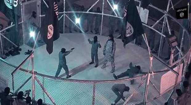 Isis, la gabbia della morte: ecco l'arena dove i bambini vengono addestrati alla jihad
