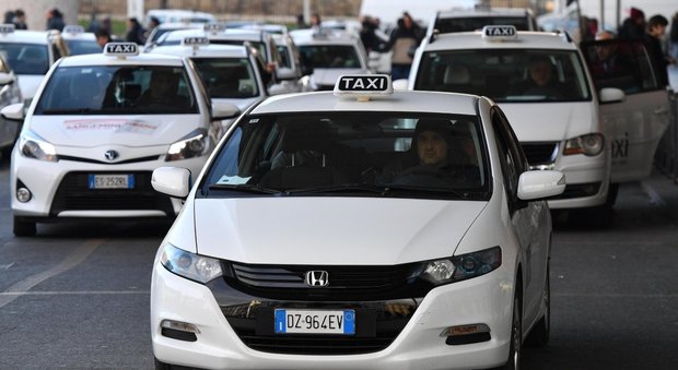 Taxi, oggi lo sciopero: il decreto non basta. Ma il fronte si spacca